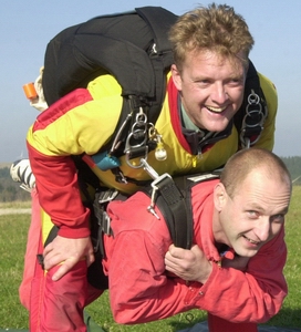 Eine Fallschirmspringer-Karriere geht meistens mit einem Tandemsprung los